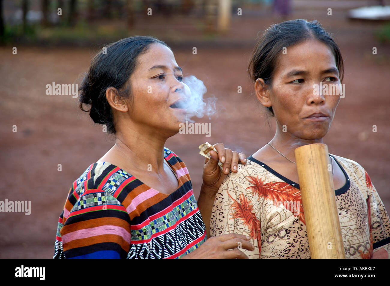 Frau des Stammes Katou Rauchen Wasserpfeife Bolaven Plateau in der Nähe von Pakse, Laos Stockfoto