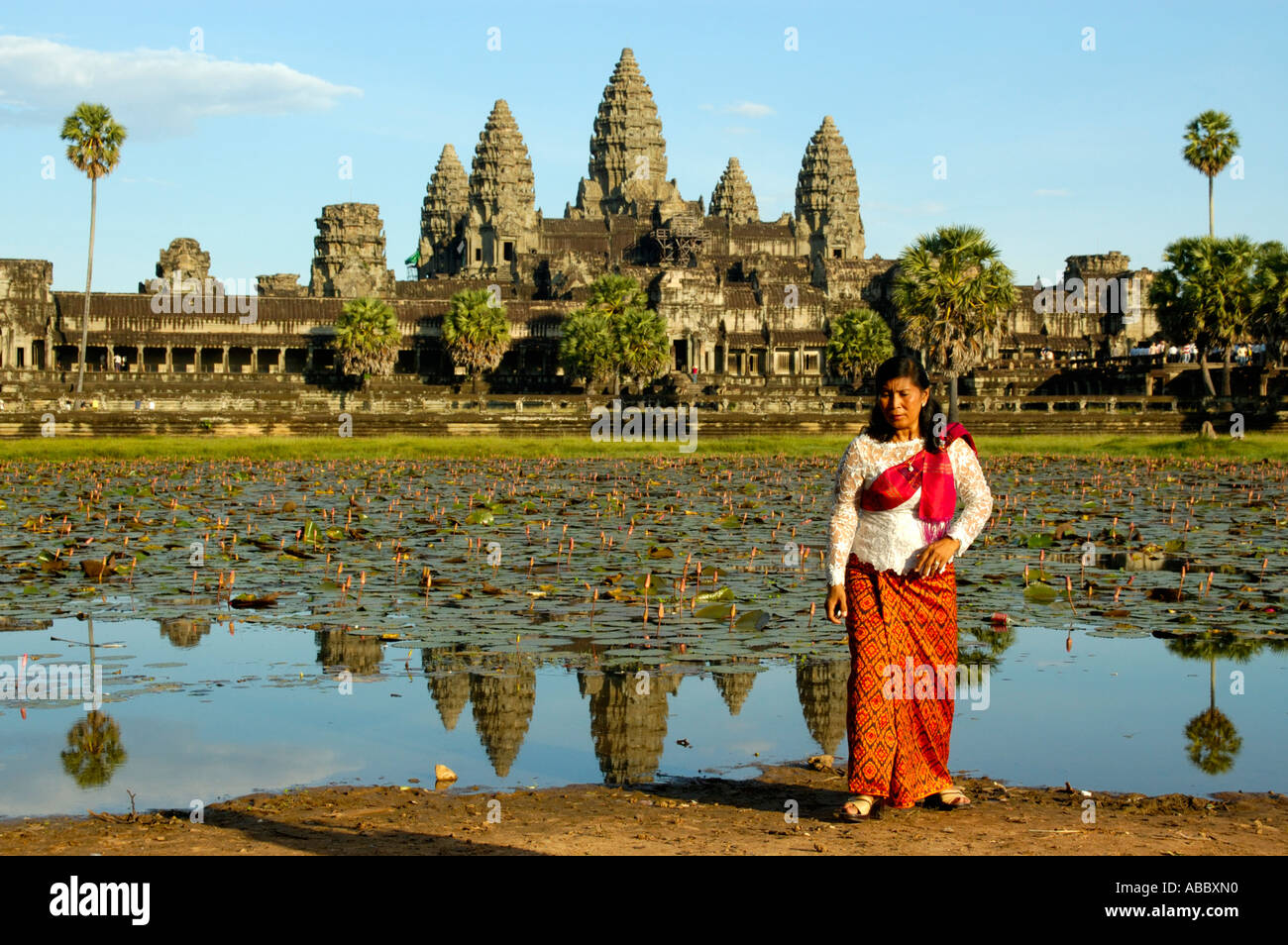 Khmer Frau bunte Tracht vor Angkor Wat Tempel Siem Reap Kambodscha Stockfoto