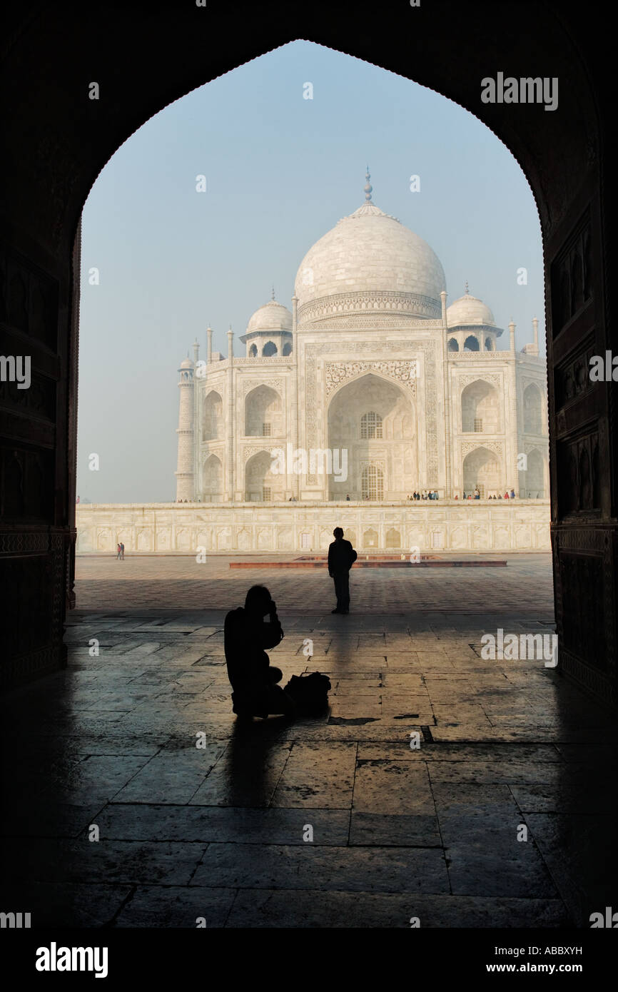 Tourist unter Bild des Taj Mahal Agra Indien Stockfoto
