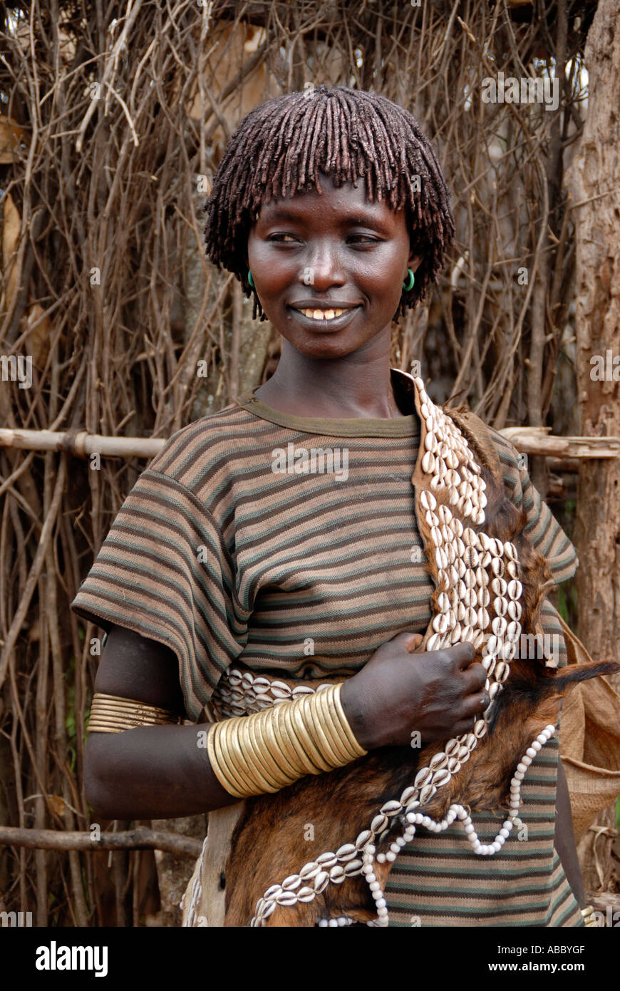 Porträt junge Frau trägt eine Kette von Kauri-Muscheln auf dem Markt der Keyafer Äthiopien Stockfoto