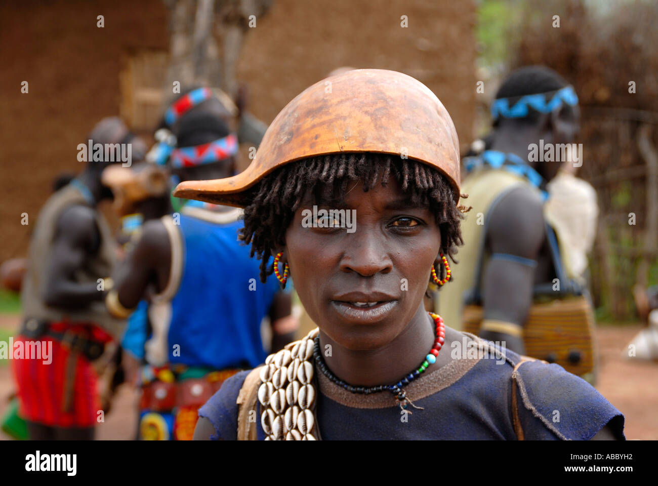 Porträt Frau trägt eine Kette von Kauri-Muscheln und eine Kalabasse auf dem Kopf auf dem Markt der Keyafer Äthiopien Stockfoto