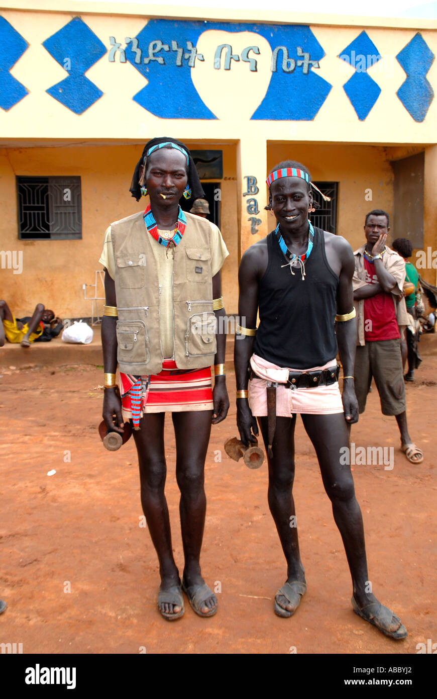 Zwei junge Männer der Banna Menschen tragen Minirock vor einer Bar Keyafer Äthiopien Stockfoto