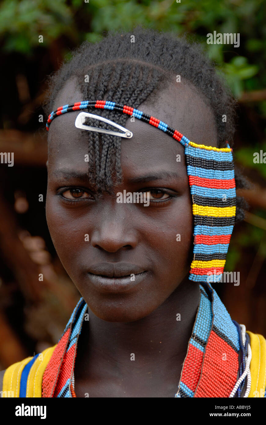 Porträt junge schöne Mädchen tragen bunte Kopfschmuck auf dem Markt der Keyafer Äthiopien Stockfoto