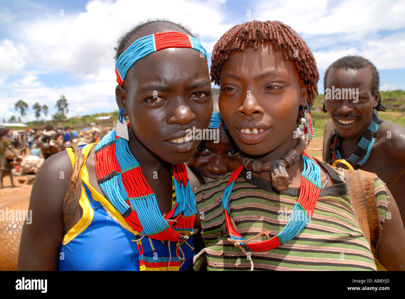 Porträt zwei junge Mädchen von den Banna Menschen tragen bunte Halsketten auf dem Markt der Keyafer Äthiopien Stockfoto