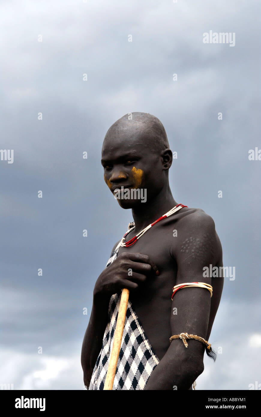 Portrait Mann der Mursi Menschen tragen einen schwarzen und weißen Kap-Äthiopien Stockfoto