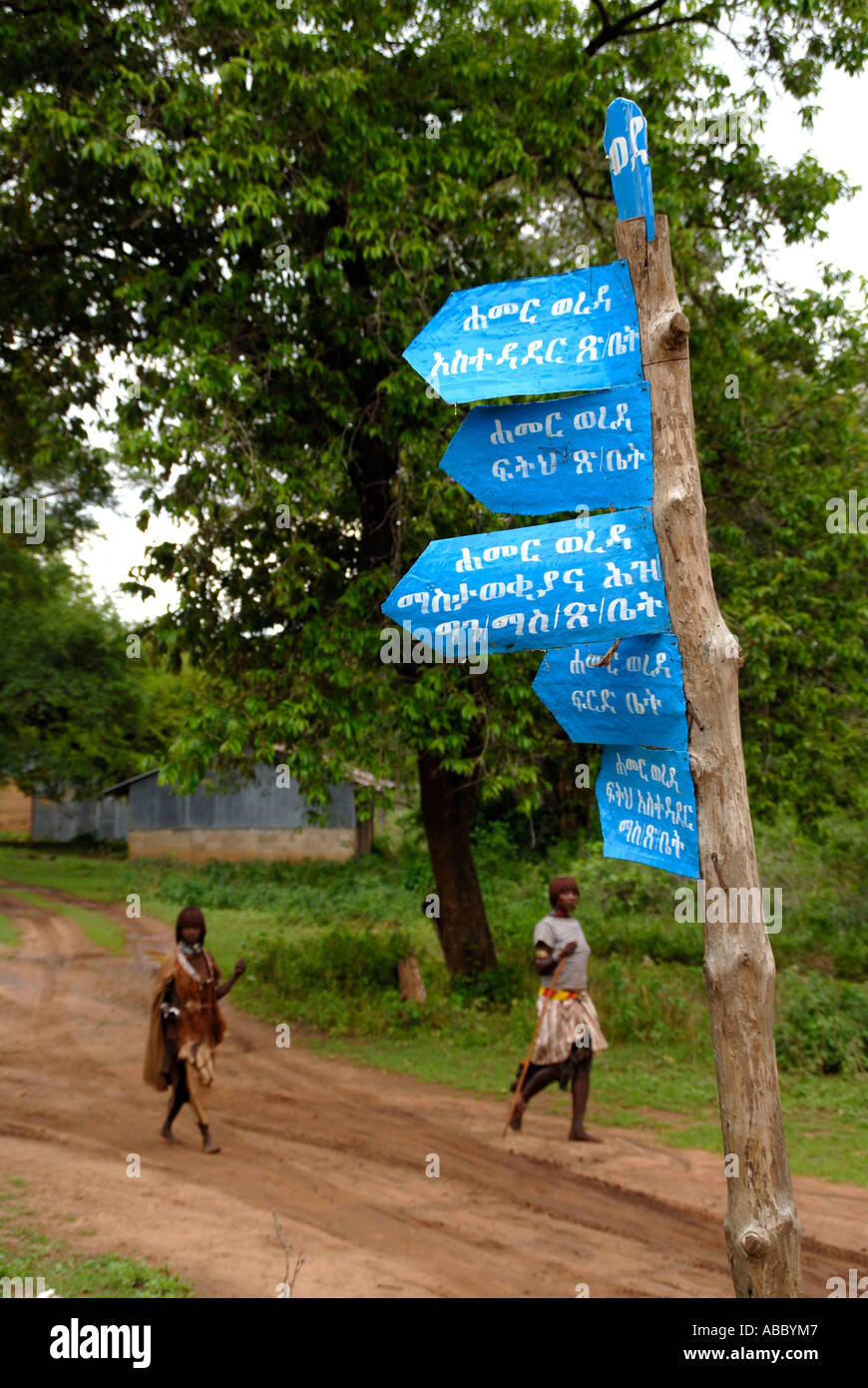 Zwei Frauen an einem Verkehrsunfall anmelden Amharisch Skript Dimeka Äthiopien Stockfoto