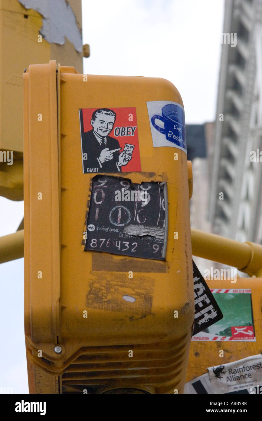 Graffiti-Sticker auf einem Verkehr Fußgänger stoppen Walking Zeichen gehorchen riesigen Aufkleber - 1997 50 ist Kerl - Shepard Fairey Stockfoto