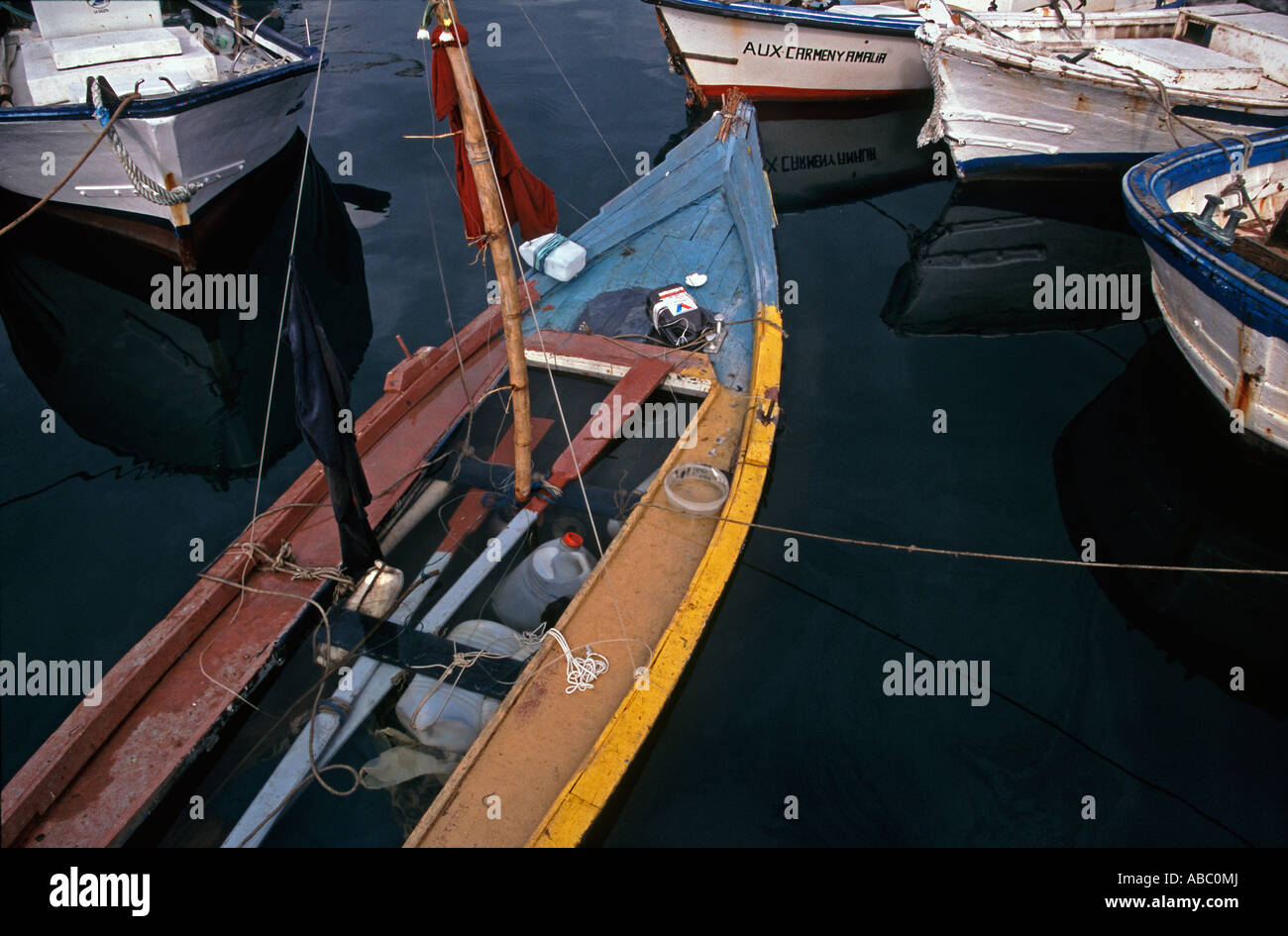 Boot, eingetaucht im spanischen Hafen Stockfoto