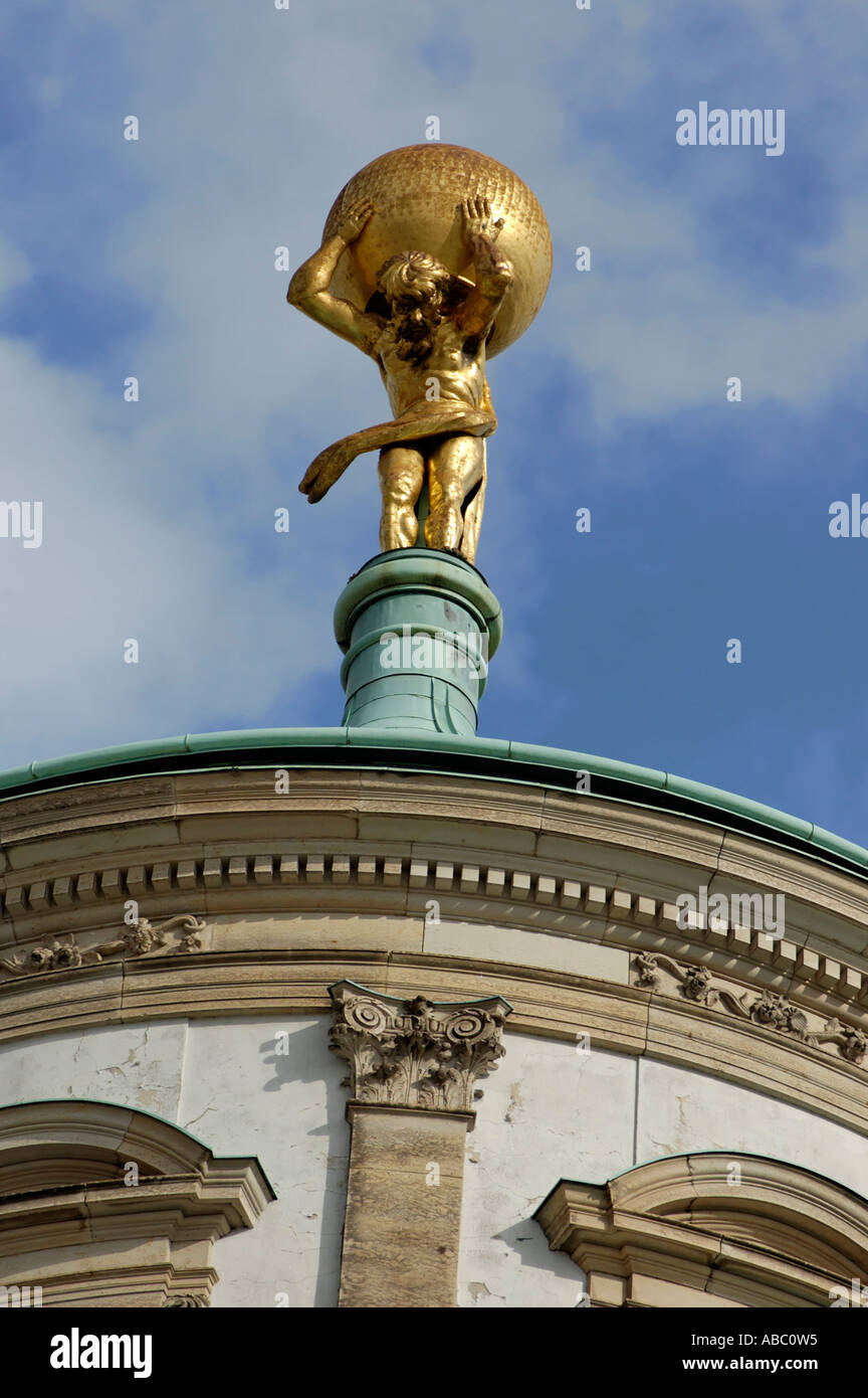 Potsdam Brandenburg Deutschland Fassade und Kuppel des Ols Rathauses am alten Markt Atlant Atlas Stockfoto
