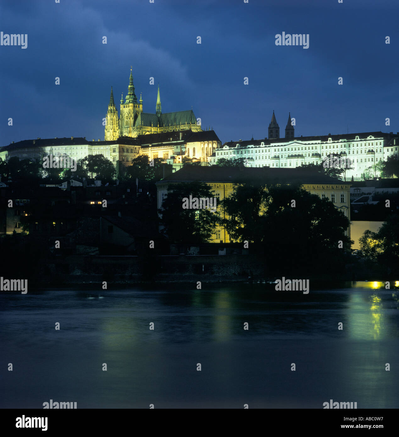 Prag Tschechien Hradschin mit dem Dom St. Veit über dem Fluss Vitava gesehen von der Altstadt entfernt Stockfoto
