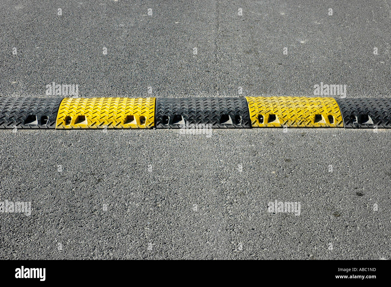 Gelb schwarz Straße Buckel für Verkehrsberuhigung Stockfoto