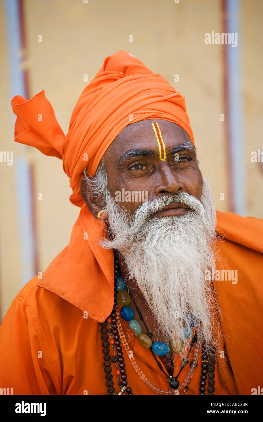Ein Sadhu oder heiliger Mann in seiner Ocker farbige Kleidung als Symbol für Entsagung Rajasthan Indien Modell veröffentlicht Stockfoto