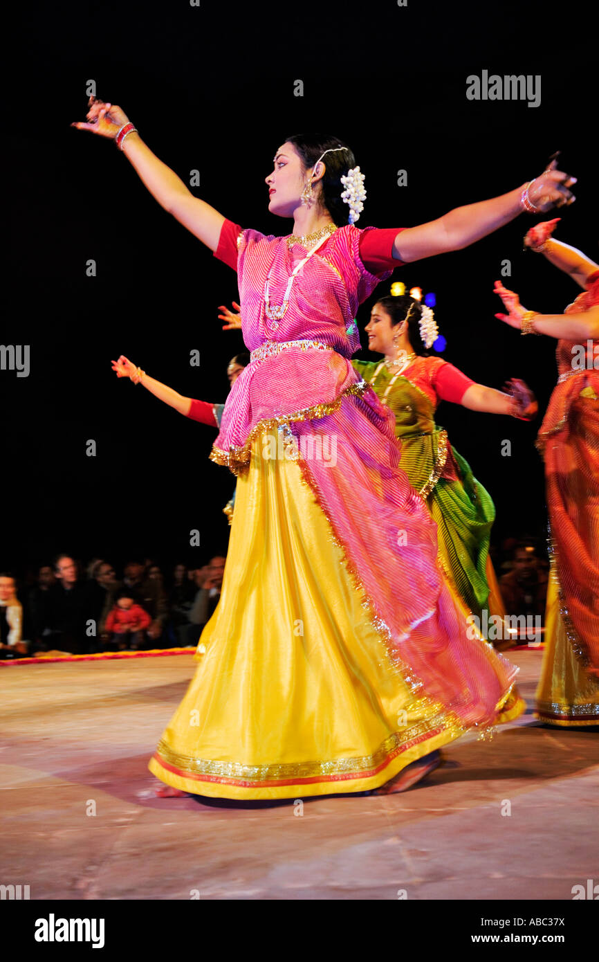 Bunt gekleidete Frauen in traditioneller Volkstanz Jaipur Erbe International Festival Indien Stockfoto