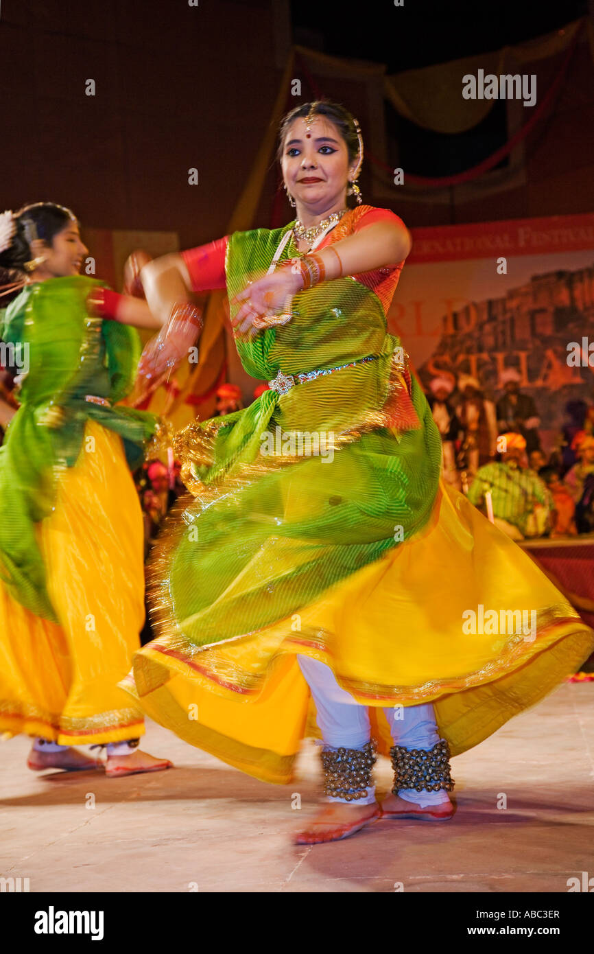 Bunt gekleidete Frauen in traditioneller Volkstanz Jaipur Erbe International Festival Indien Stockfoto