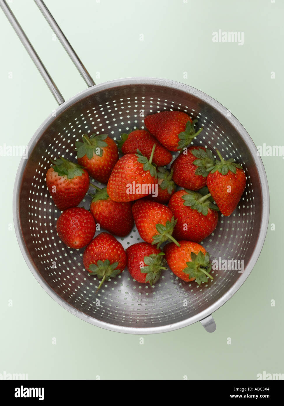 Erdbeeren in Sieb Stockfoto