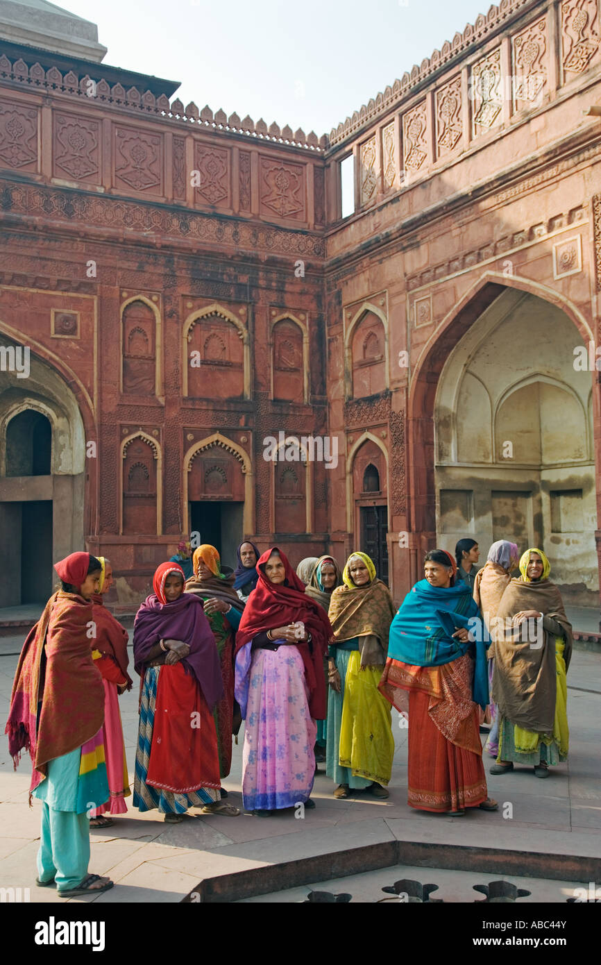 Frauen in bunten Saris auf das Rote Fort von Agra. Indien Stockfoto