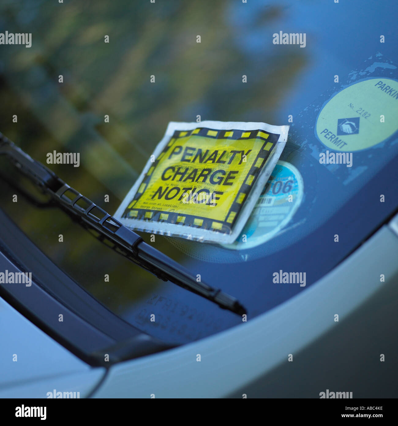 Parkplatz gut auf Windschutzscheibe Stockfoto