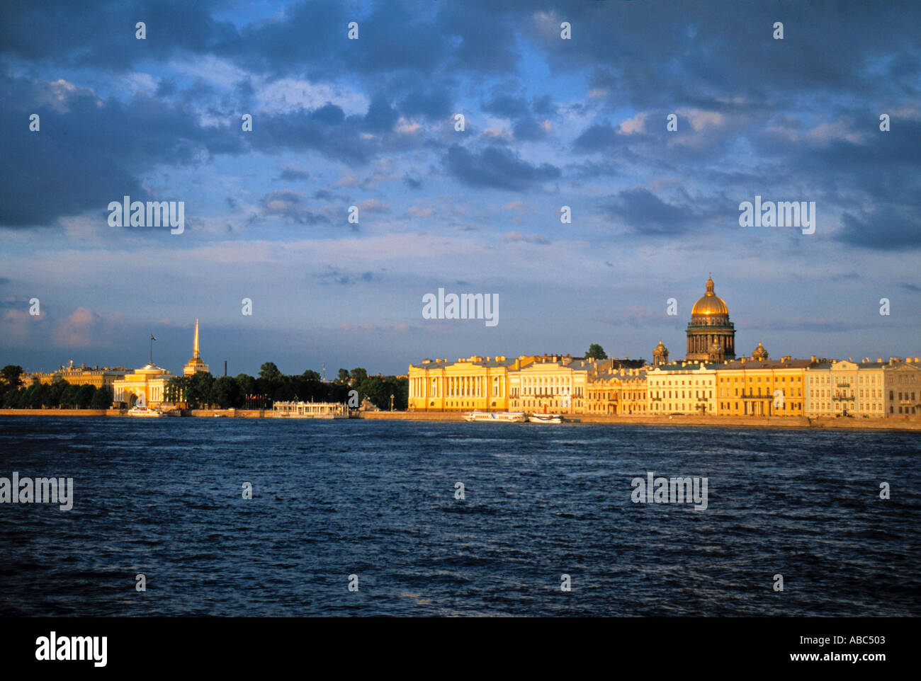 Newa und St. Isaak-Kathedrale, St. Petersburg, Russland Stockfoto