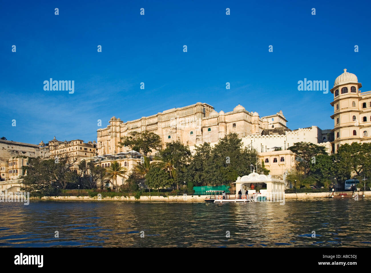 Der City Palace Complex gebaut an den Ufern des Lake Pichola Indien Stockfoto