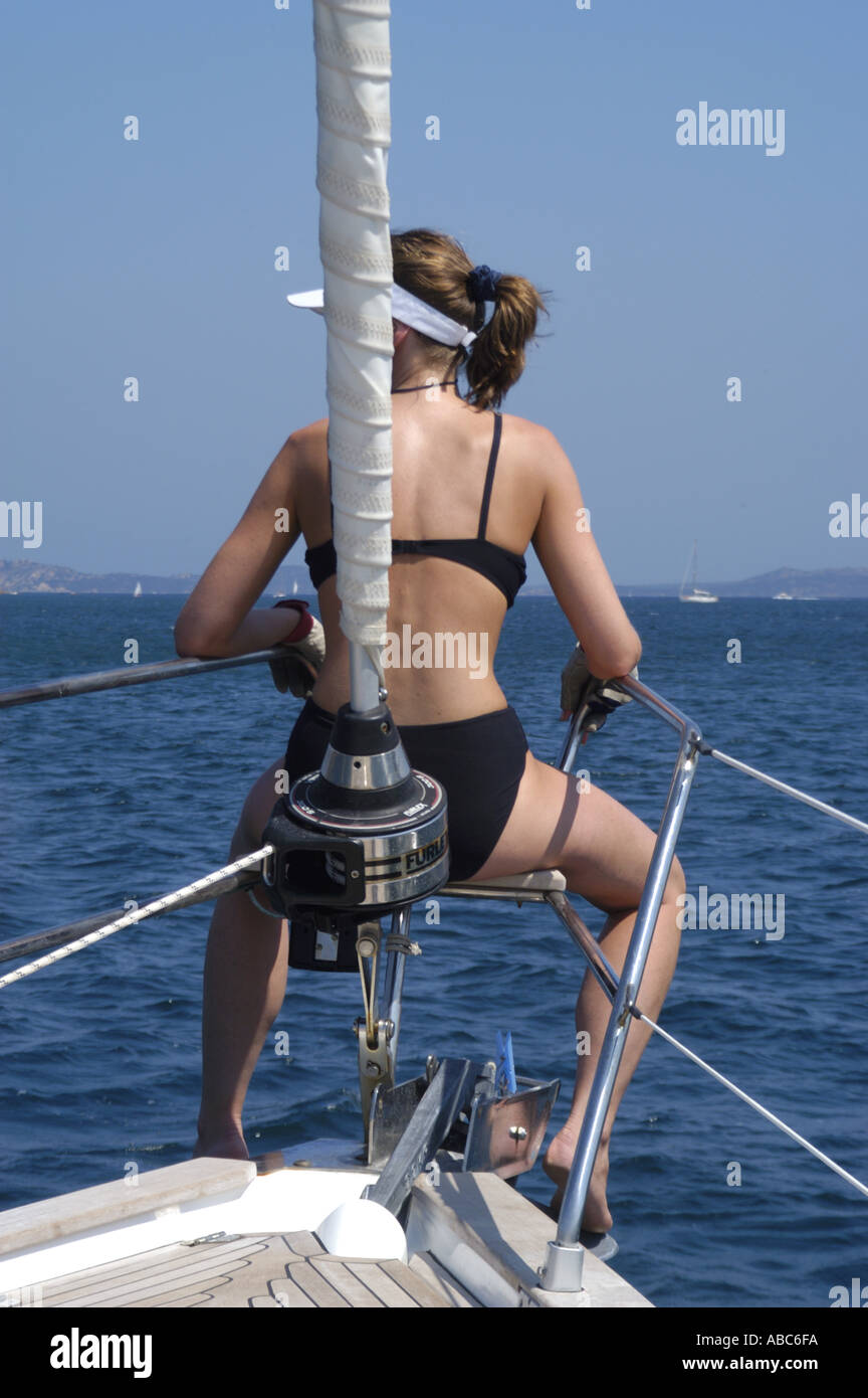 3162 1 Mädchen sitzen am Bug der Yacht Stockfoto