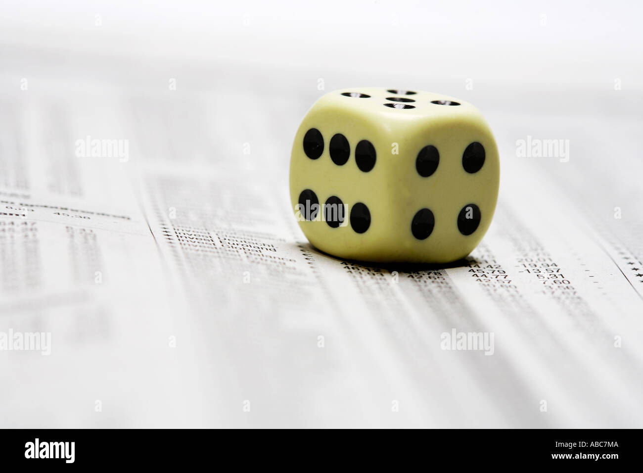 Würfel liegen auf Aktien-Chart in einer Zeitung Stockfoto