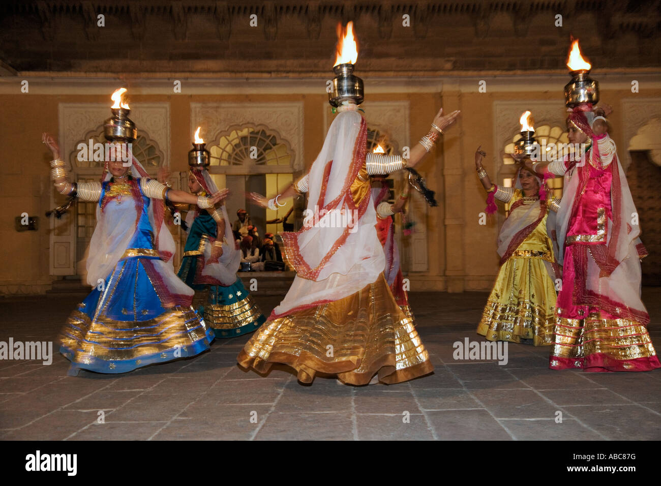 Frauen im Chari Tanz teilnehmen. Meherangorh Fort Jodhpur Indien Stockfoto