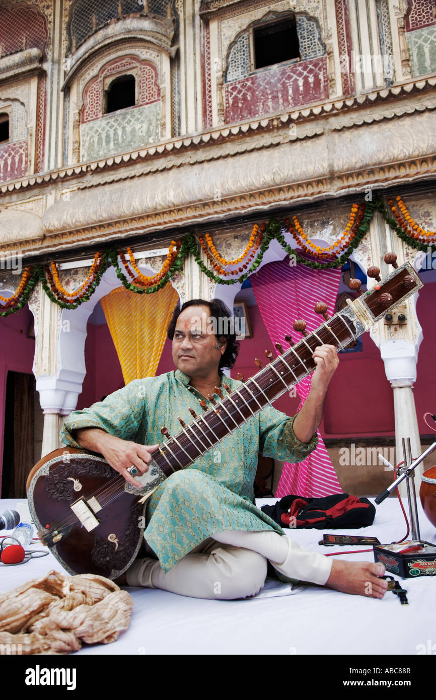 Sitar Maestro Panditt Krishna Bhatt spielen traditionelle Musik Indien Stockfoto