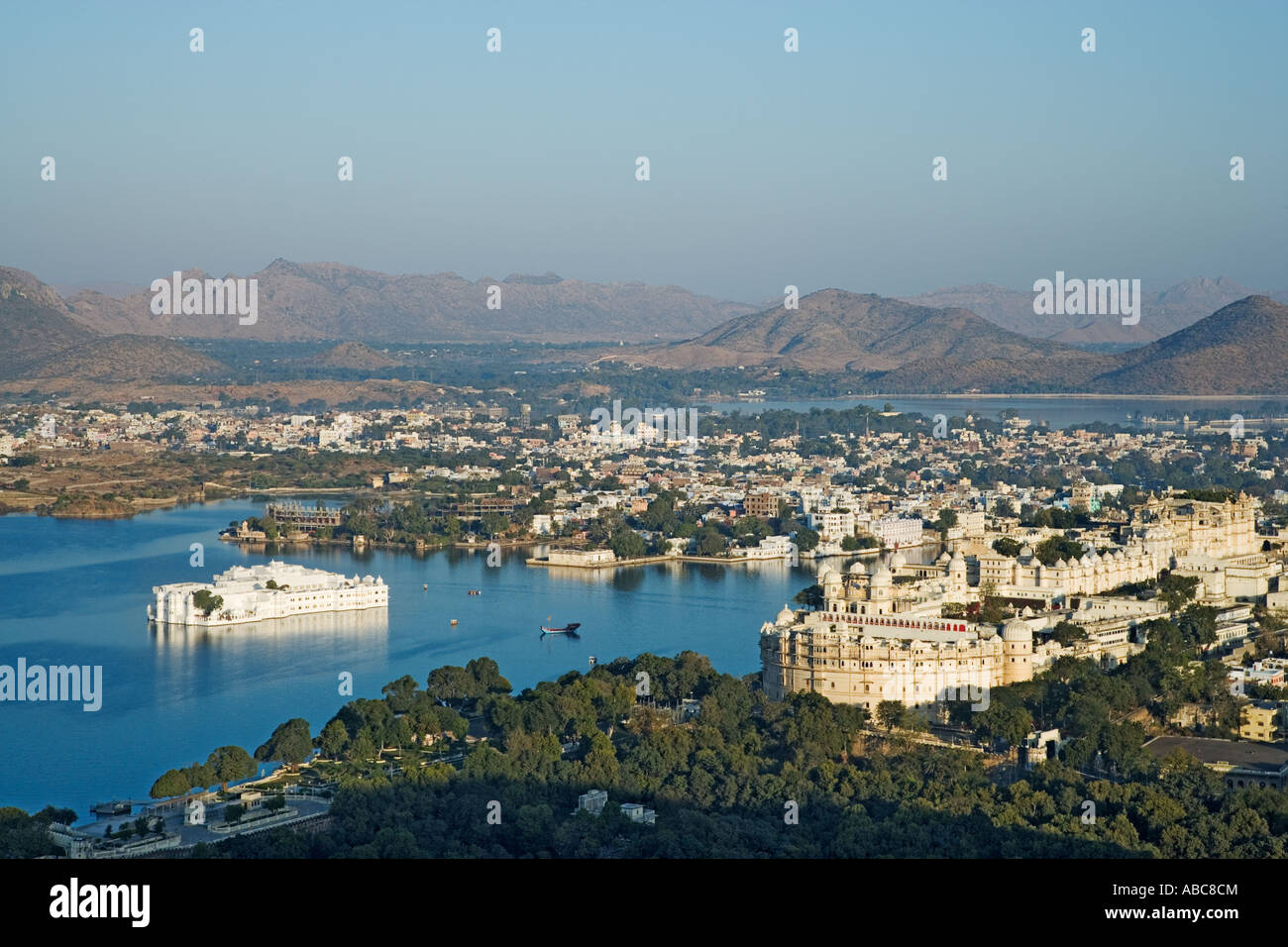 Blick über Udaipur mit der Stadt Schlossanlage und Jag Niwas oder Lake Palace und Lake Pichola Indien Stockfoto