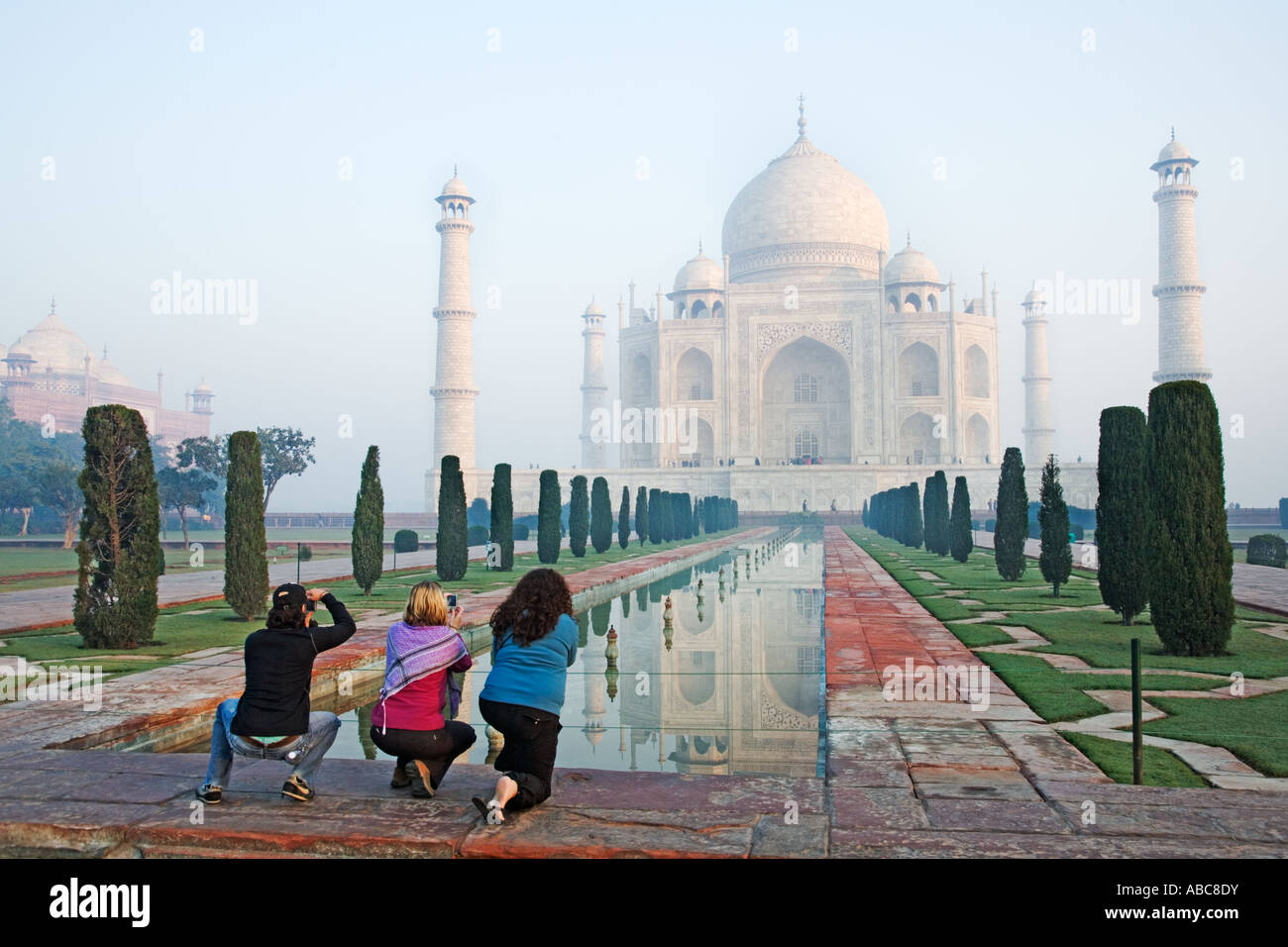 Besucher fotografieren im Taj Mahal Agra Indien Stockfoto