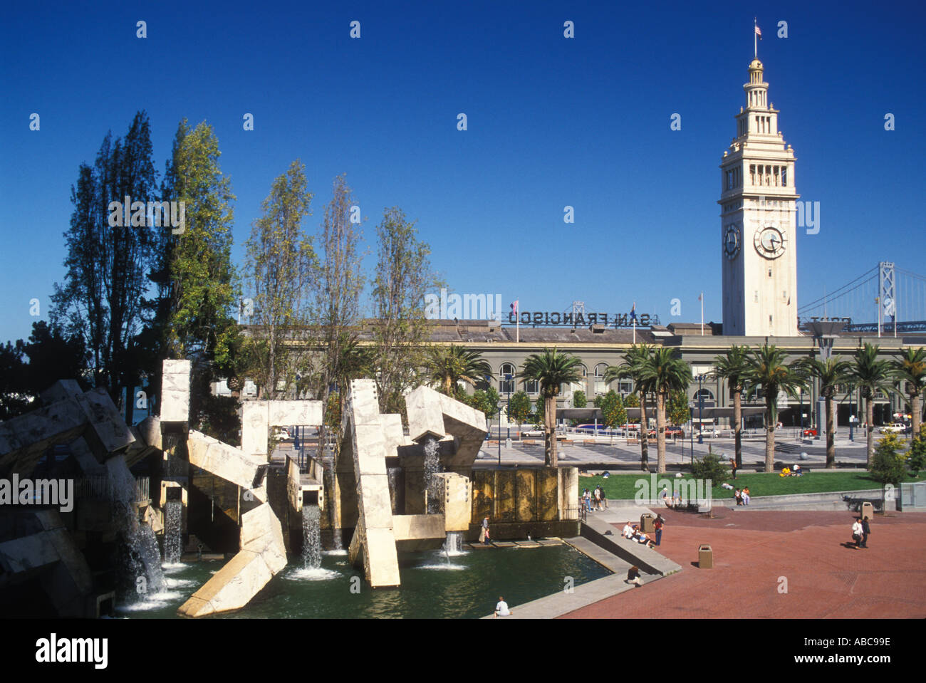 Kalifornien San Francisco Embarcadero Justin Herman Plaza Vaillancourt Fountain Ferry Building Uhrturm Stockfoto