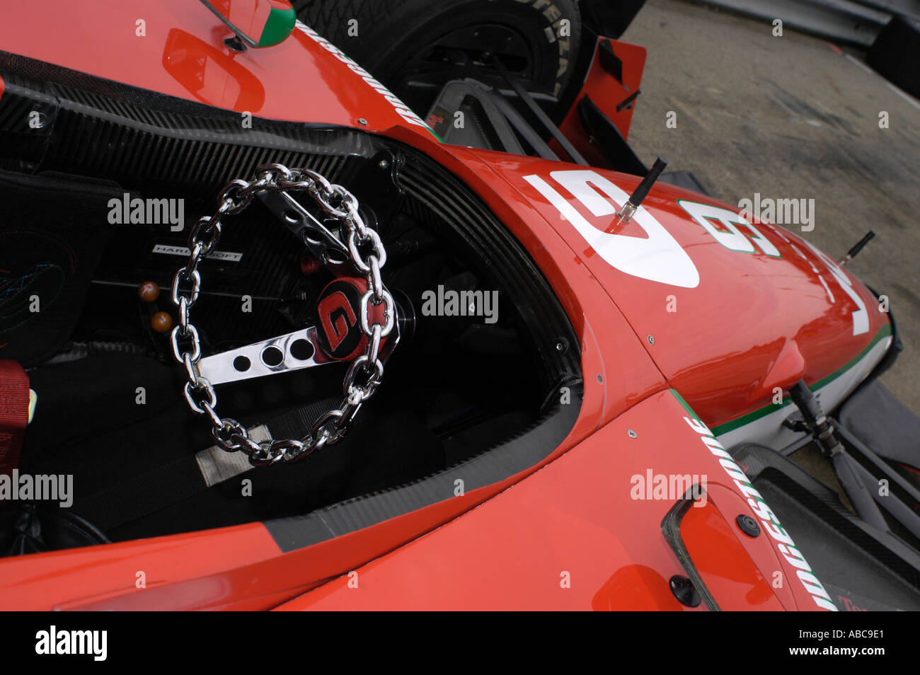 Michel Jourdain Jr. s Lola-Ford-Cosworth-Cockpit mit Lenkrad mexikanischen Kette Stockfoto