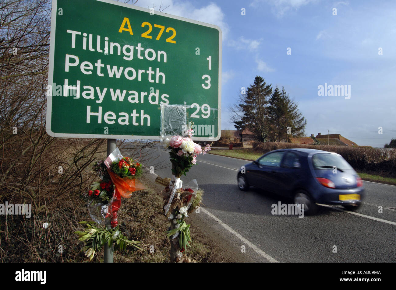 Ein am Straßenrand Schrein auf dem A272 in Sussex, England, UK, Großbritannien. Stockfoto