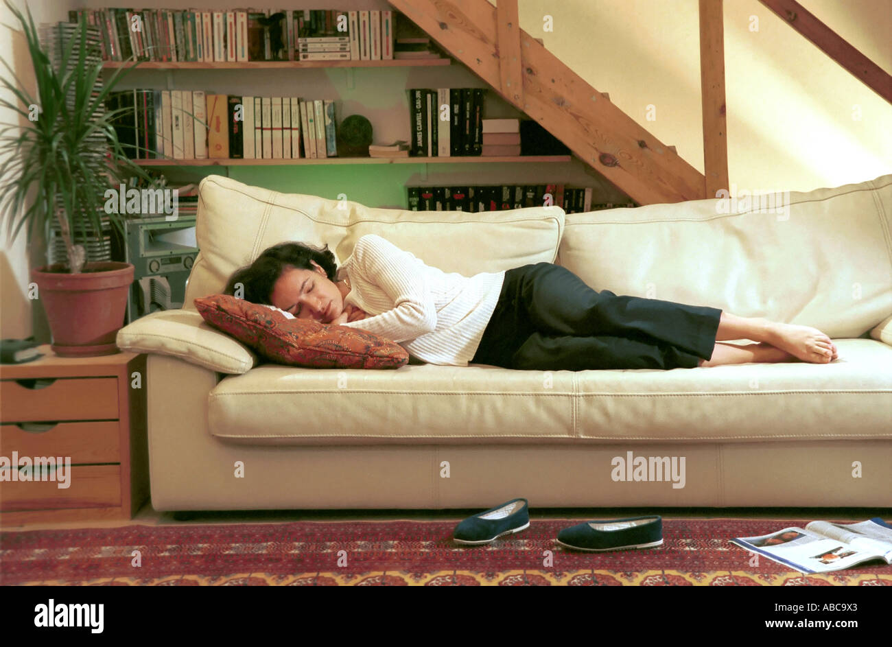 Frau liegt auf dem Sofa im Wohnzimmer schlafen Stockfoto