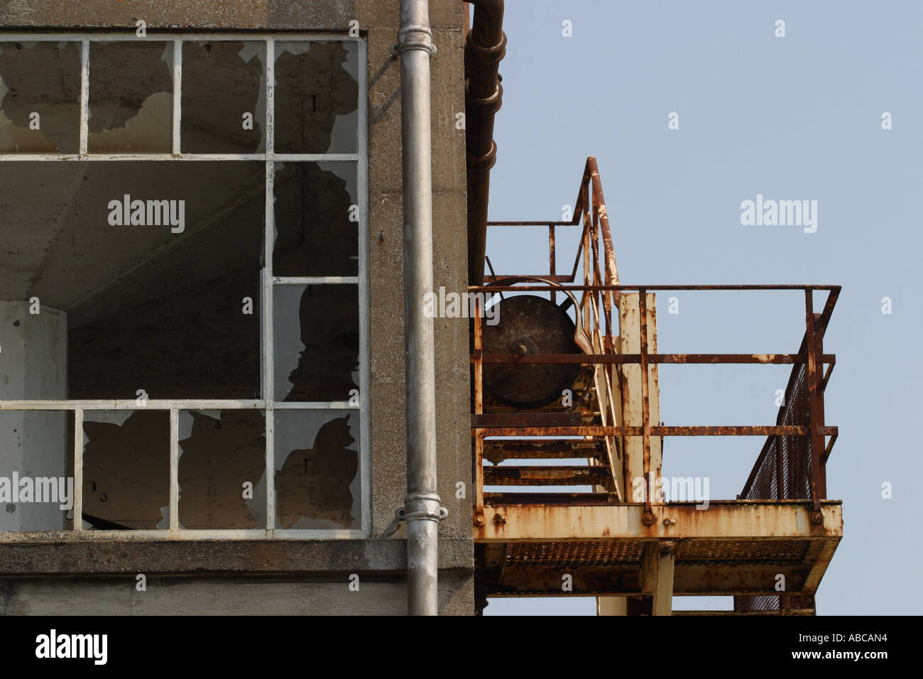 Verfallenen alten ehemaligen industriellen Fabrikgebäude in Schutt und Asche Stockfoto