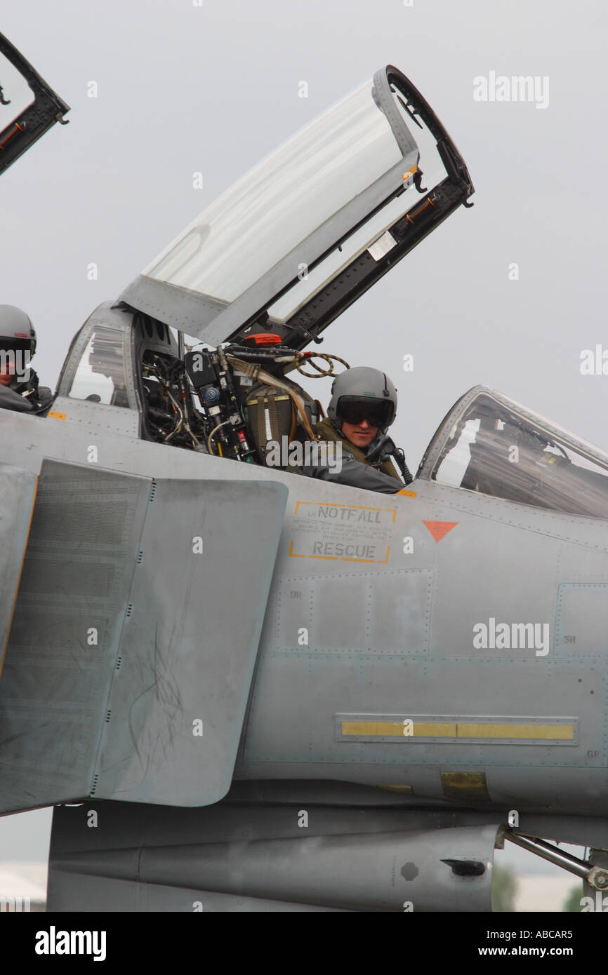 Air Force pilot taxying in militärischen McDonnell Douglas F-4E Phantom Kampfjet mit Kabinenhaube öffnen Stockfoto