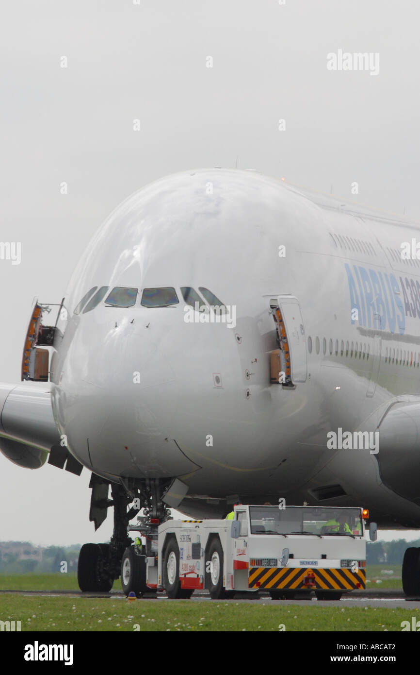 Airbus A380 Superjumbo von einem Schlepper Fahrzeug abgeschleppt Stockfoto