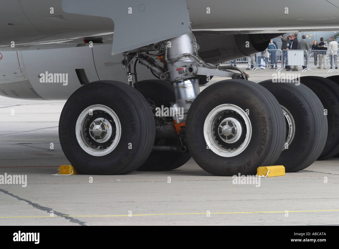 Verkehrsflugzeug Fahrwerk Bein Rad und Reifen Stockfoto