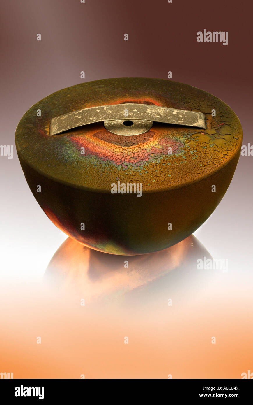 Inspiriert von Munition militärische Kriegsführung Armee während des Krieges Küste Küste Verteidigung der Normandie Strand geworfen gedrehte Metall metallische bar biscui Stockfoto