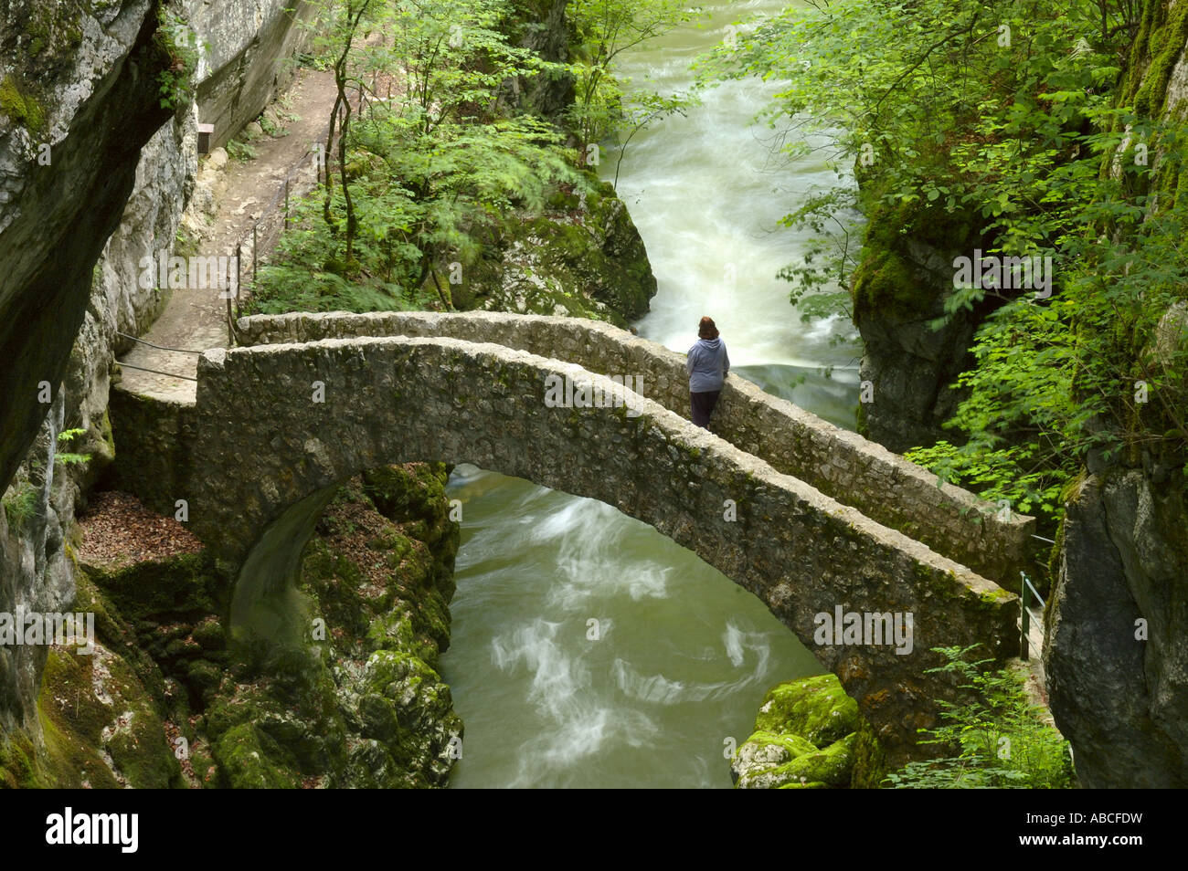 Brücke in die Schluchten d'Areuse Stockfoto