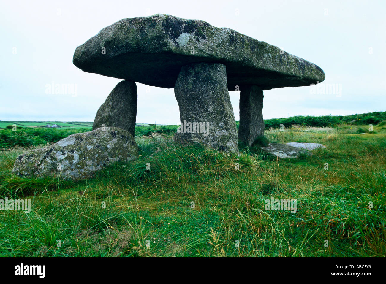 Blick auf Lanyon Quoit in der Nähe von Penzance Cornwall Stockfoto Blick auf Lanyon Quoit in der Nähe von Penzance Cornwall Stockfoto