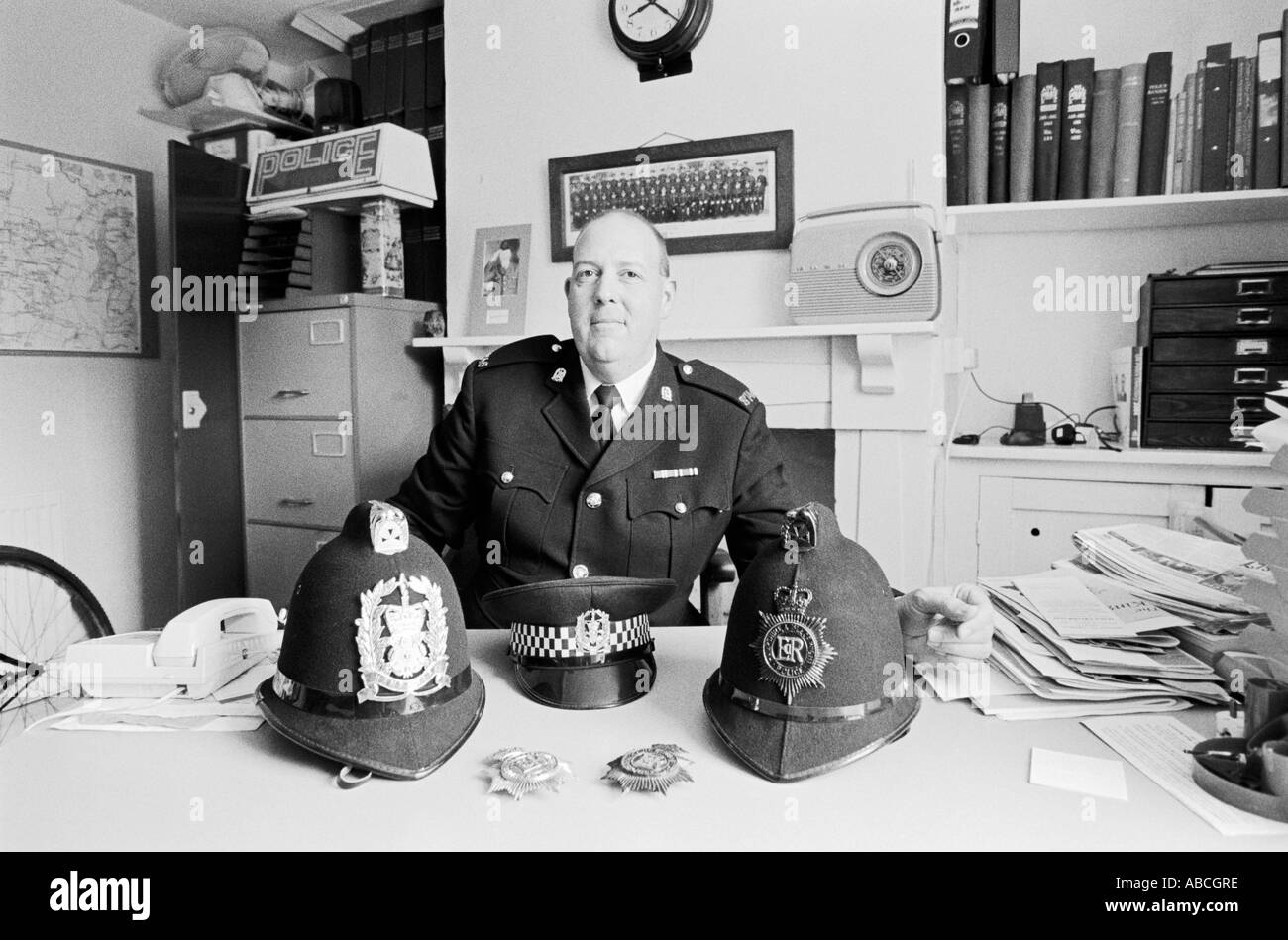 Andy Reid ist der traditionellen ländlichen Polizei Bobby stationiert in Kingsclere Hampshire UK Stockfoto