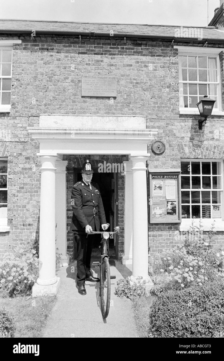 Andy Reid ist der traditionellen ländlichen Polizei Bobby stationiert in Kingsclere Hampshire UK Stockfoto
