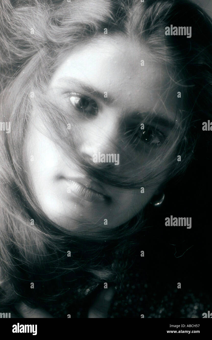 SSA70208 junge Frau, die an der Kamera Stockfoto