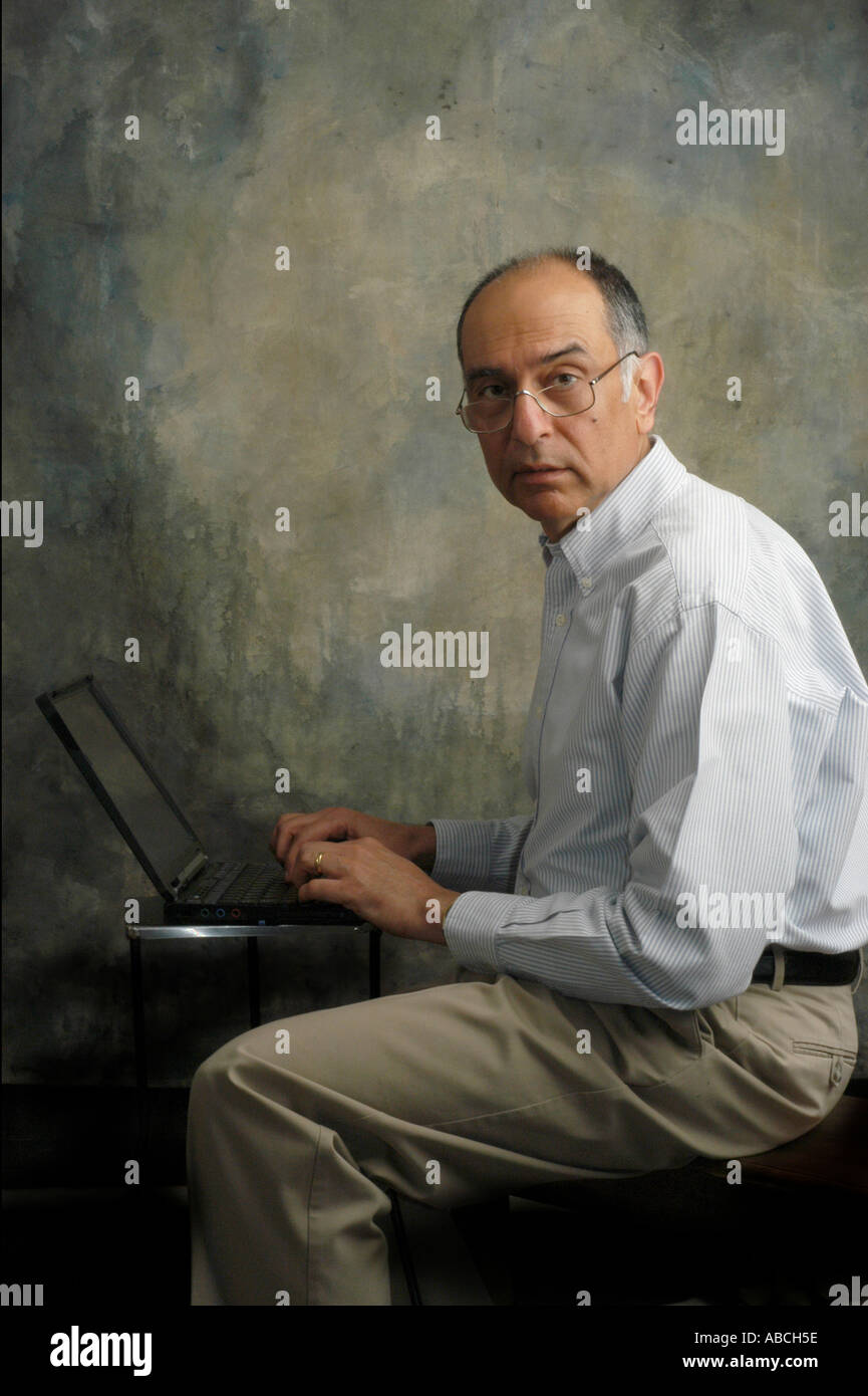 SSA70209 Alter Mann Herr Narda arbeiten auf Laptop-Computer in die Kamera schaut Stockfoto