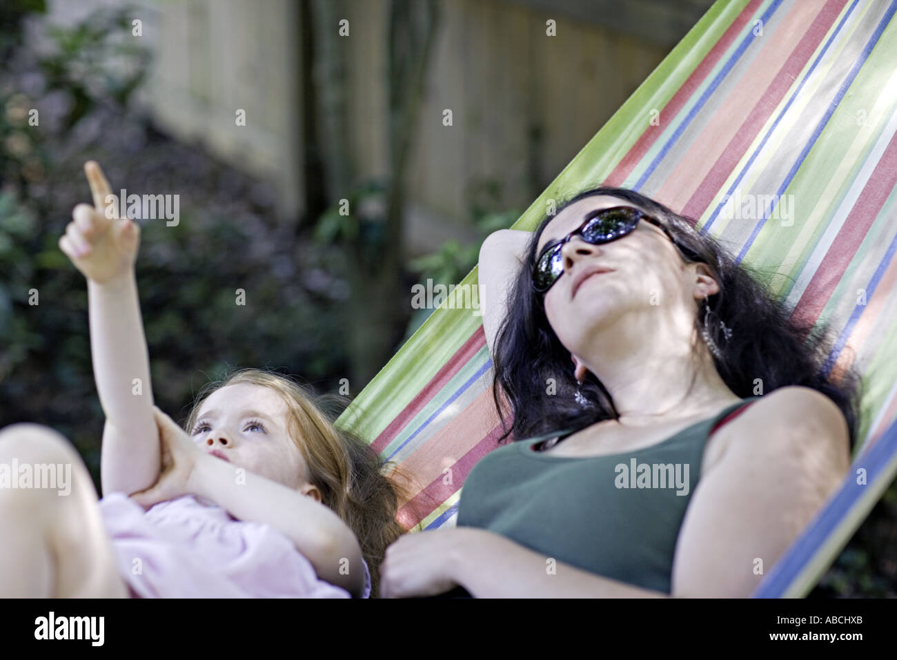 SOUTH CAROLINA COLUMBIA zwei junge Mädchen in einer Hängematte schaut zum Himmel empor Stockfoto