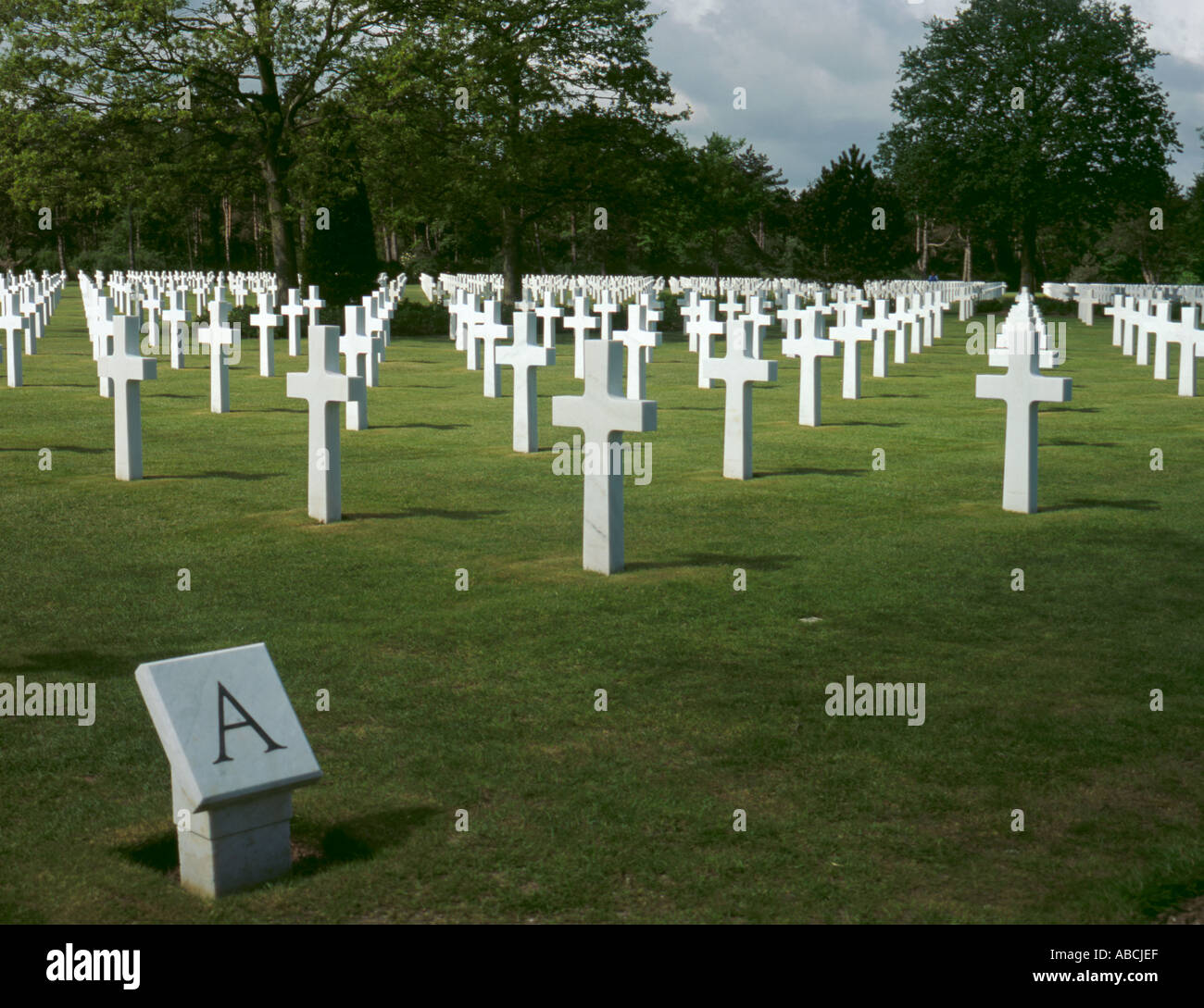 Reihen von weißen Grabsteine an der amerikanischen Soldatenfriedhof, Colleville-sur-Mer, Normandie (Normandie), Frankreich. Stockfoto