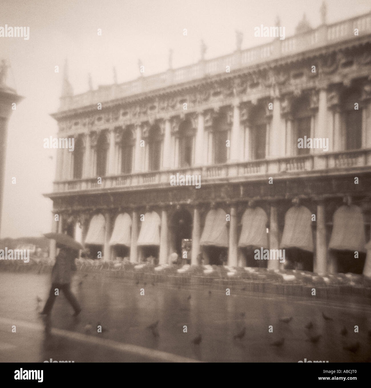 Frau zu Fuß in den Regen, San Marco - Venedig, Italien Stockfoto