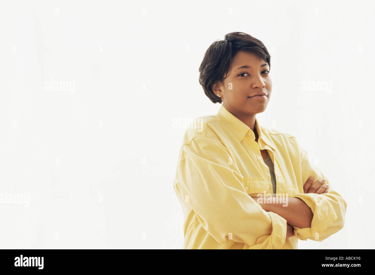 Frau mit verschränkten Armen Stockfoto