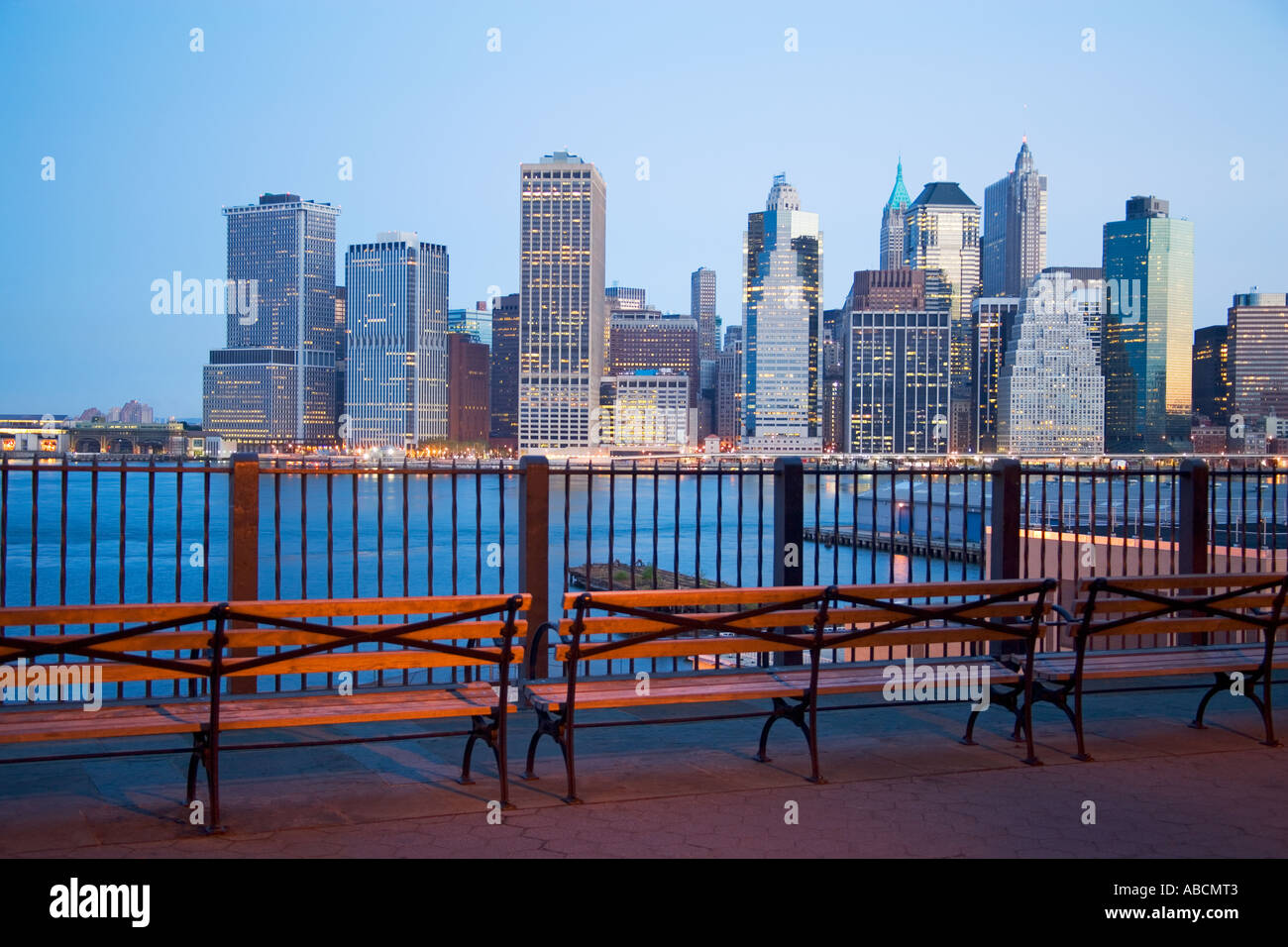 Blick auf die Skyline von New York von der Brooklynbridge Stockfoto