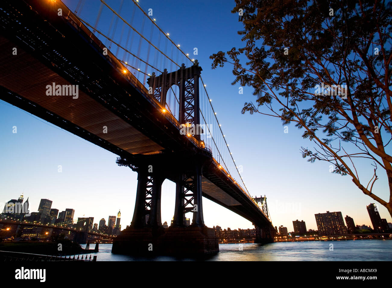 Manhattan Bridge am Abend Stockfoto